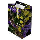 Hillside van Paarse en gele pansies Medium Cadeauzakje (Achterkant Gekanteld)