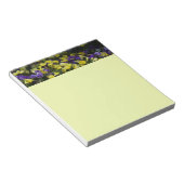 Hillside van Paarse en gele pansies Notitieblok (Schuin)