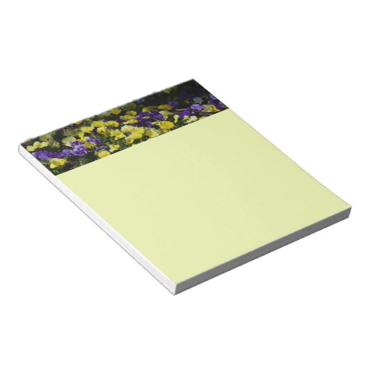 Hillside van Paarse en gele pansies Notitieblok (Schuin)