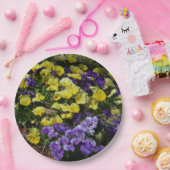 Hillside van Paarse en gele pansies Papieren Bordje (Feest)