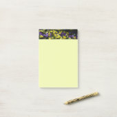 Hillside van Paarse en gele pansies Post-it® Notes (Op bureau)