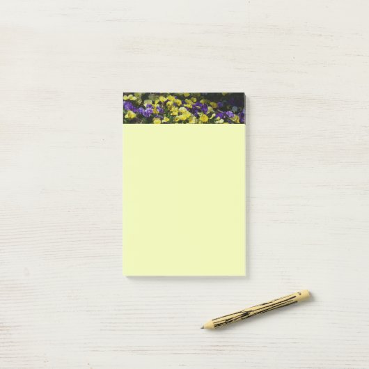 Hillside van Paarse en gele pansies Post-it® Notes (Op bureau)