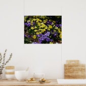 Hillside van Paarse en gele pansies Poster (Keuken)