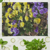 Hillside van Paarse en gele pansies Theedoek (Gevouwen)