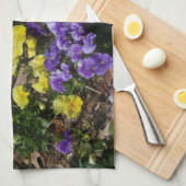 Hillside van Paarse en gele pansies Theedoek (Quarter Fold)