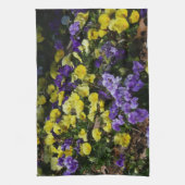 Hillside van Paarse en gele pansies Theedoek (Verticaal)