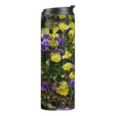 Hillside van Paarse en gele pansies Thermosbeker (Gedraaid links)