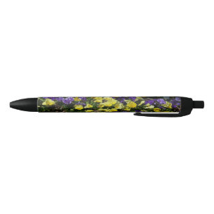 Hillside van Paarse en gele pansies Zwarte Inkt Pen