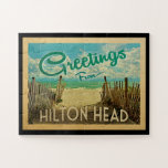 Hilton Head Beach Vintage Travel Legpuzzel<br><div class="desc">Deze groeten van Hilton Head,   briefkaart,  is voorzien van een zandig strand met een prachtig turquoise oceaanwater en boven het zee,  een blauwe hemel met blauw witte wolken. In de klassieke reisstijl.</div>