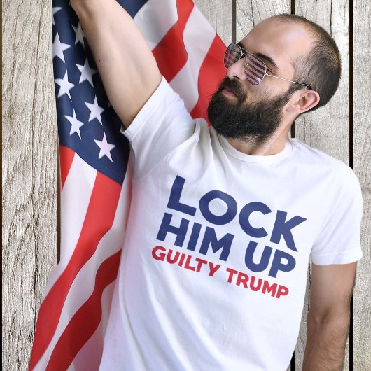 Him omhoog zetten Guilty Trump T-shirt