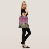 Himalaya Cherry Roadside Waterverf Landschap Tote Bag (Op model)