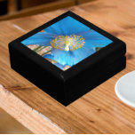 Himalayan Blue Poppy Floral Cadeaudoosje<br><div class="desc">Winkel trinkets,  sieraden en andere kleine keepjes in deze houten cadeaudoos met keramische tegel die voorzien is van het foto-afbeelding van een prachtige Blauwe Papavers van de Himalaya. Een mooi,  bloemetjesontwerp! Selecteer de grootte en kleur van het cadeauvakje.</div>