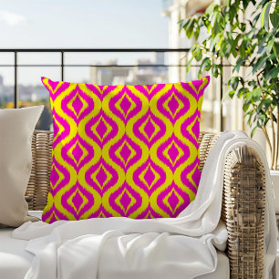 Hip Bright Yellow Hot Pink Bohemian Ikat Pattern Buitenkussen