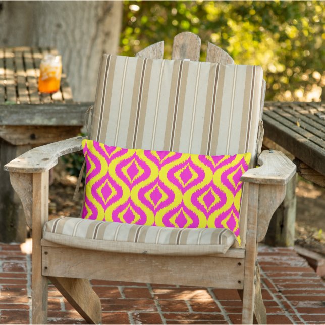 Hip Bright Yellow Hot Pink Bohemian Ikat Pattern Buitenkussen (Stoel)