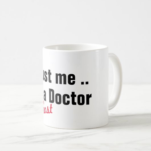 Hip vertrouwt me dat ik bijna dokter ben. koffiemok (Voorkant rechts)