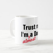 Hip vertrouwt me dat ik bijna dokter ben. koffiemok (Voorkant links)