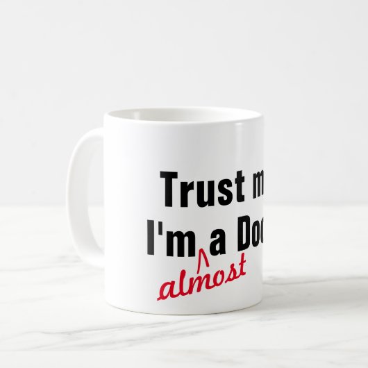 Hip vertrouwt me dat ik bijna dokter ben. koffiemok (Voorkant links)