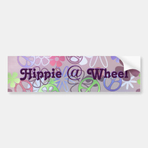 Hippie bij de Bumpersticker van het wiel