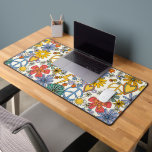 Hippie bloemontwerp bureaumat<br><div class="desc">Hippie Floral Design Desk Mat Deze bureaumat is net zo praktisch als stijlvol. Onze multifunctionele bureaumat is ideaal om te schrijven, te typen of te bewerken en zal elke kantoor of werkplek opfleuren met een verfsublimatiedruk van rand tot rand. Gemaakt van duurzaam 3 mm dik neopreen materiaal, heeft het een...</div>