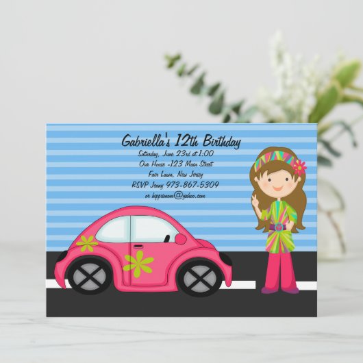 Hippie Girl met roze uitnodiging van Birthday (Staand voorkant)