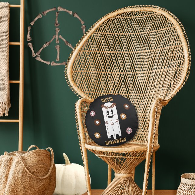 Hippie Halloween Ghost Ronde Kussen (Hippie Halloween Cute Ghost Round Throw Pillow on Rattan chair.)