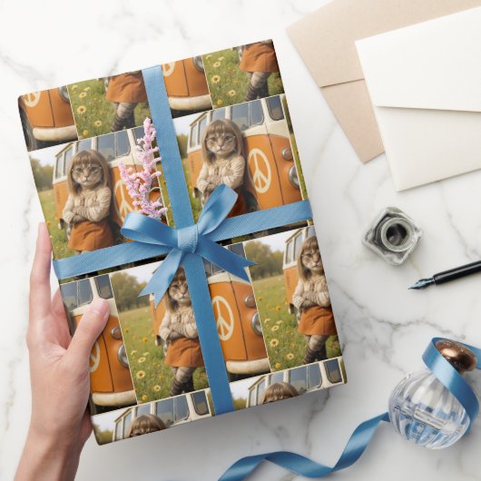 Hippie meisje kat leunend op een retro busje cadeaupapier (Geschenken)