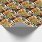 Hippie meisje kat leunend op een retro busje cadeaupapier (Hoek)