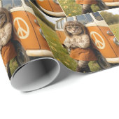 Hippie meisje kat leunend op een retro busje cadeaupapier (Rol Hoek)