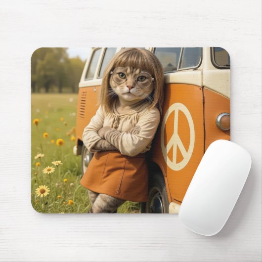 Hippie meisje kat leunend op een retro busje muismat (Met muis)