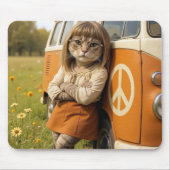 Hippie meisje kat leunend op een retro busje muismat (Voorkant)