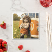 Hippie meisje kat leunend op een retro busje servet (Insitu)