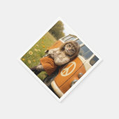 Hippie meisje kat leunend op een retro busje servet (Hoek)