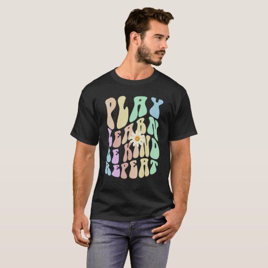 Hippie PLAY LEARN BE KIND REPEAT Retro Stop Bullyi T-shirt (Voorkant volledig)