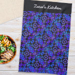 Hippie Retro Patroon Blauw Paarse Gepersonaliseerd Theedoek<br><div class="desc">Voeg hippie cool toe aan de keuken met deze retro pattereerde theedoek. De handdoek heeft een kleurrijk geometrisch patroon in een mix van donkere blues, paars, zwart en wit, met gevels die een met de hand geverfde rustieke uitstraling geven. De keukenhanddoek is een ideaal geschenk voor iedereen die houdt van...</div>