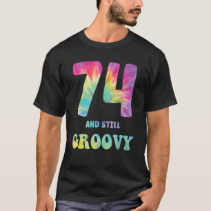 Hippie Tie Dye 74 en nog steeds Groovy 74e verjaar T-shirt