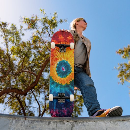 Hippie Tie Dye skateboard to ride in the clouds (Buiten 1)