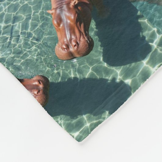 Hippos bij Play: A Pond Paradise Fleece Deken (Hoek)