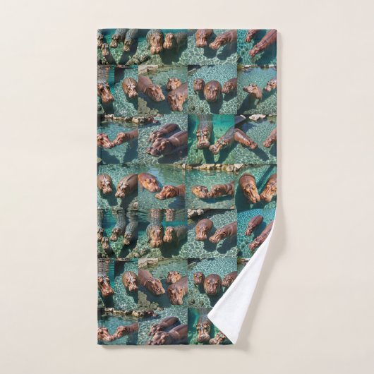 Hippos bij Play: A Pond Paradise Handdoek (Handdoek)