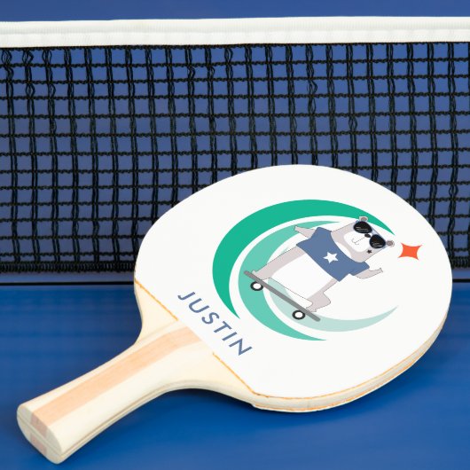 Hipster Beer Skateboarder met om het even welke na Tafeltennisbatje (Insitu)