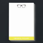 Hipster Glasses en Neon Yellow Post-it® Notes<br><div class="desc">Een dikke,  zwarte,  acrylbril van lijst is nerd-chic en blijft dus georganiseerd met een persoonlijk aantekenblok.</div>