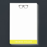 Hipster Glasses en Neon Yellow Post-it® Notes<br><div class="desc">Een dikke,  zwarte,  acrylbril van lijst is nerd-chic en blijft dus georganiseerd met een persoonlijk aantekenblok.</div>