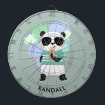 Hipster Panda-Beer met elke naam Dartbord<br><div class="desc">Een gepersonaliseerd kunstbord met een hipsterpanda die een ijsje eet. Geef de steekproefnaam uit die met uw gewenste naam of andere tekst wordt getoond.</div>