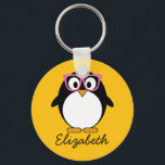 Hipster Penguin - Cute Cartoon Yellow Pink Sleutelhanger<br><div class="desc">Een eenvoudige,  maar bescheiden tekening van een pinguïn. Als u veranderingen in het kunstwerk moet aanbrengen,  klik op de pas het knoop aan om dingen rond te bewegen.</div>
