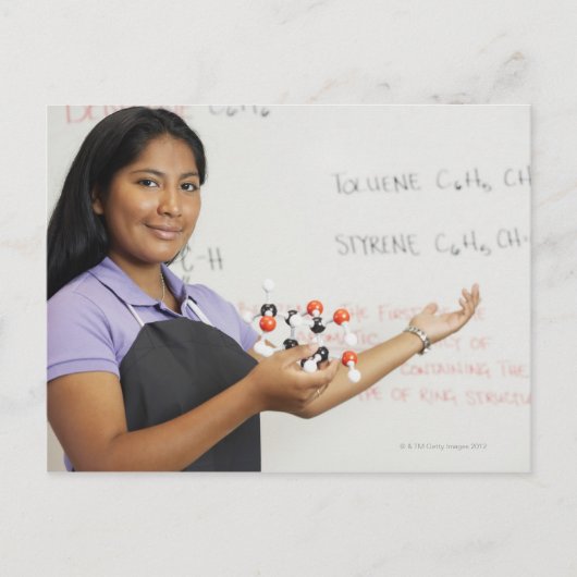 Hispanisch tiener meisje in wetenschapsklasse briefkaart (Voorkant)