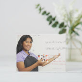 Hispanisch tiener meisje in wetenschapsklasse briefkaart (Staand voorkant)