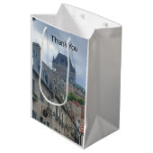Historisch district in Quebec City Medium Cadeauzakje (Voorkant Gekanteld)