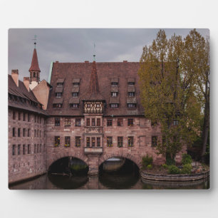Historisch gebouw bij zonsondergang in Neurenberg, Fotoplaat