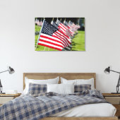Historisch militair kerkhof met Amerikaanse vlagge Canvas Afdruk (Insitu (Slaapkamer))