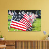 Historisch militair kerkhof met Amerikaanse vlagge Canvas Afdruk (Insitu (Woonkamer))