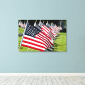 Historisch militair kerkhof met Amerikaanse vlagge Canvas Afdruk (Insitu (Houten vloer))